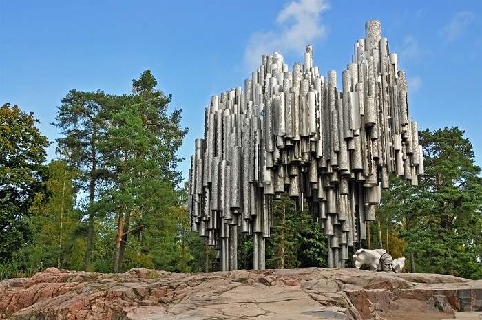 600 металлических труб, соединенных между собой, при ветреной погоде издают звуки, напоминающие музыку известнейшего финского композитора.