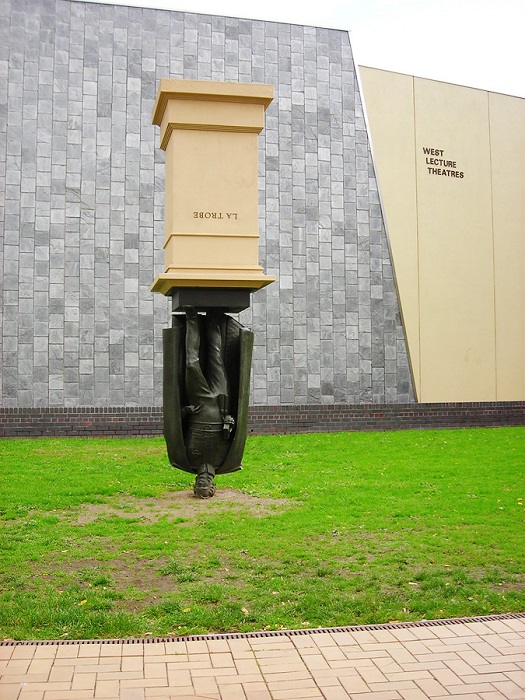 Необычный монумент в Мельбурне, расположенный на территории университета Ла Троуба в округе Бандура.