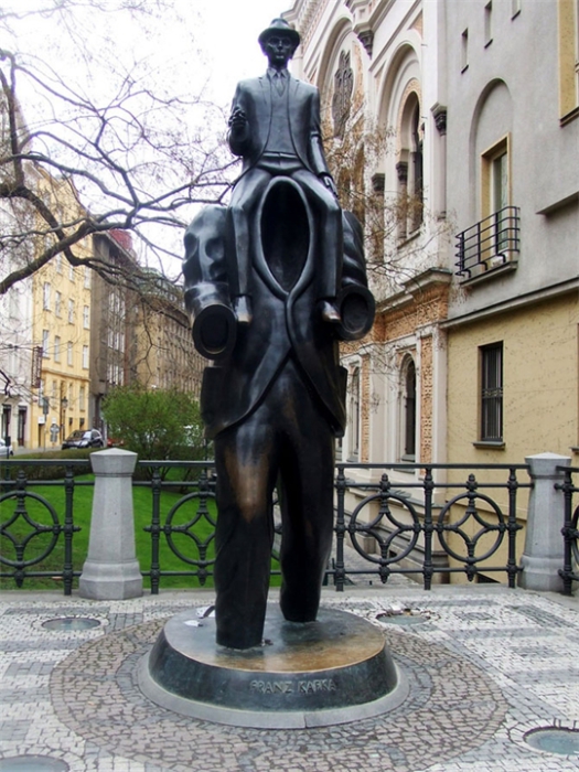 Памятник известному австро-венгерскому писателю.