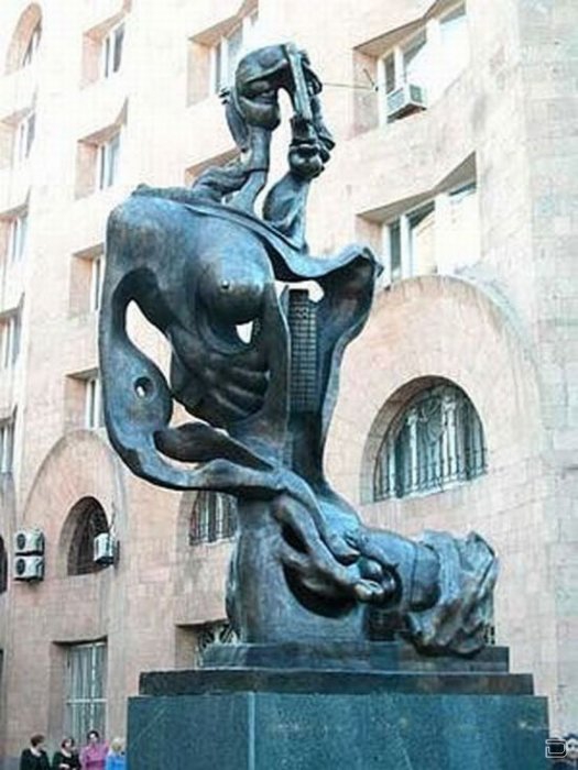 Работа скульптора Ерванда Кочара установленна на улице Бюзанда.