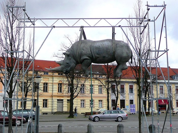 Скульптура белого африканского носорога, подвешенного за шкирку к металлическому каркасу недалеко от городского парка , была установлена в 2005 году в Постдаме.
