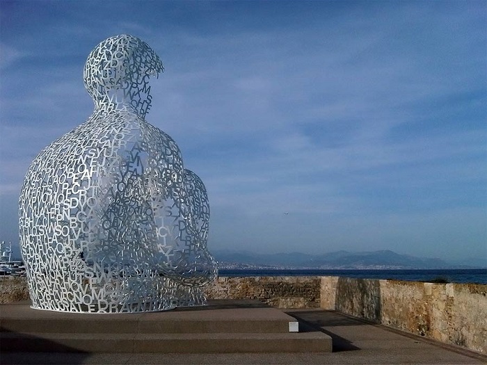 Скульптура создана из нескольких сотен металлических букв.