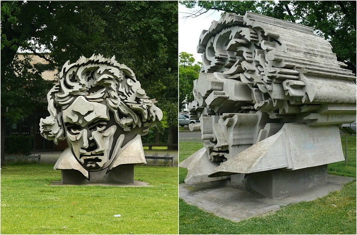 В 1986 году дюссельдорфский скульптор-абстракционист профессор Клаус Каммерихс, воздвиг необычную скульптуру на обширном газоне перед зданием Концертного зала Beethoven-halle и называд её «Голова Бетховена».