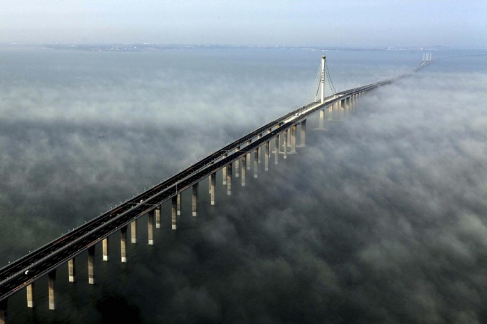 Один из самых дорогостоящих мостов – его возведение обошлось казне Китая почти в полтора миллиарда американских долларов.