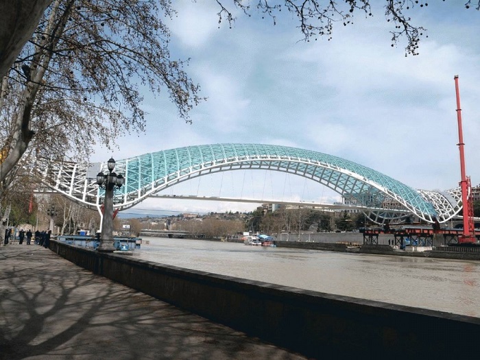 Пешеходный мост на реке Кура в Тбилиси, между Метехским и мостом Бараташвили.