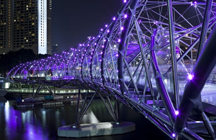 Спиральный мост, яркий представитель архитектурного стиля современного Сингапура.