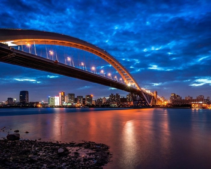 Второй по длине арочный мост и стальной арочный мост в мире, после Чаотяньмэнь в Чунцине.