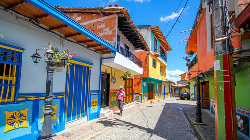 Гуатапе - самый красочный город в мире