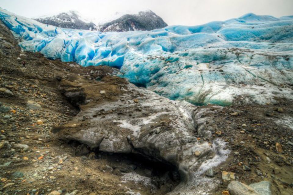 Ледяная пещера на Аляске