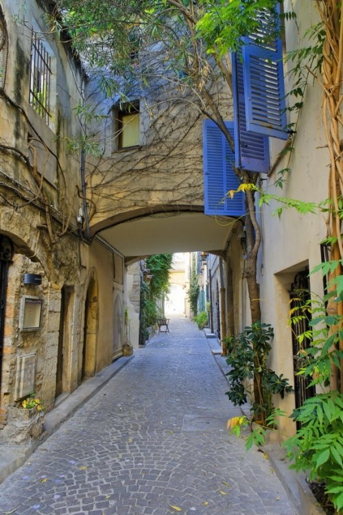 Улица в городе Антиб (Antibes), Франция