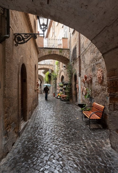 Улица в городе Орвието (Orvieto), Италия