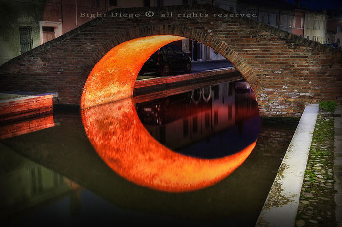 Луна под мостом