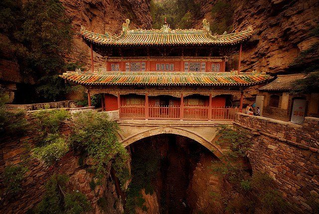 Висячий дворец в Китае